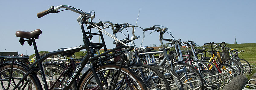 fahrrad abstellen auf dem hof eines mietshauses